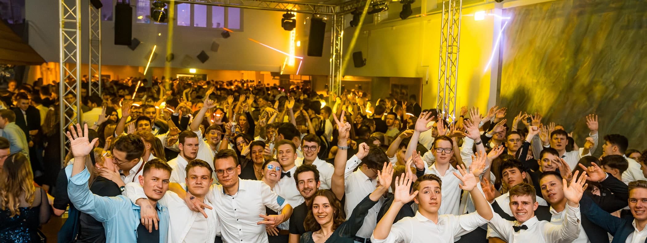 Tanzende Crowd in der Gilde-Festhalle Bassum